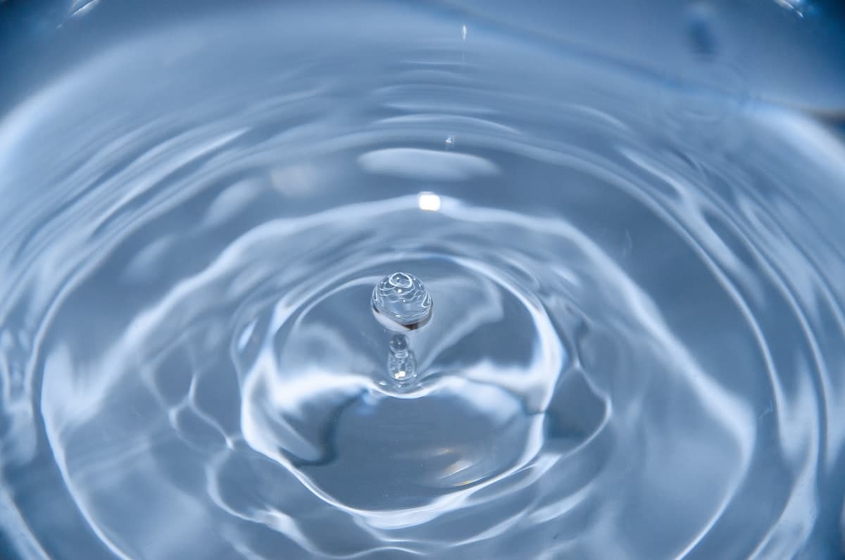 Frisches Wasser und Tropfen